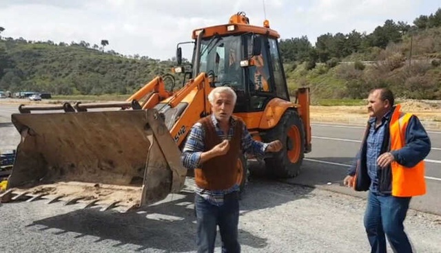 Tek Başına Direndi! Dozerin Önüne Oturarak Yıkımı Önlemeye Çalıştı