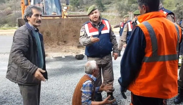 Tek Başına Direndi! Dozerin Önüne Oturarak Yıkımı Önlemeye Çalıştı