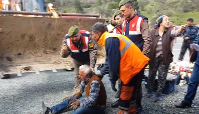 Tek Başına Direndi! Dozerin Önüne Oturarak Yıkımı Önlemeye Çalıştı