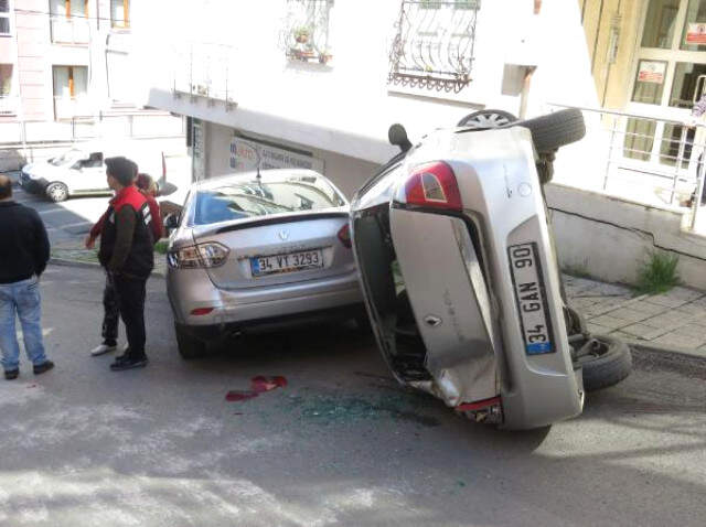 Kontrolünü Kaybedip Dozerle Yokuş Aşağı İnen Sürücü, 3 Otomobil Hurdaya Çevirdi