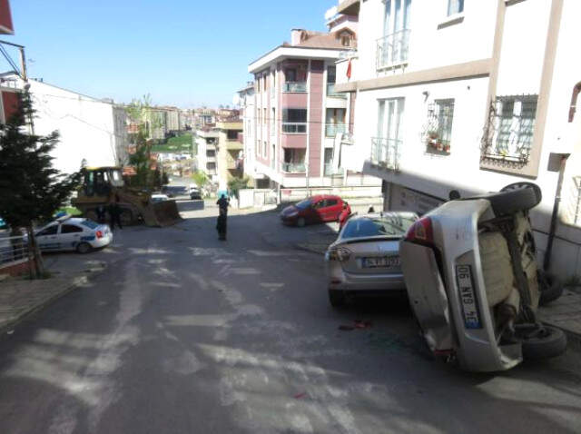 Kontrolünü Kaybedip Dozerle Yokuş Aşağı İnen Sürücü, 3 Otomobil Hurdaya Çevirdi