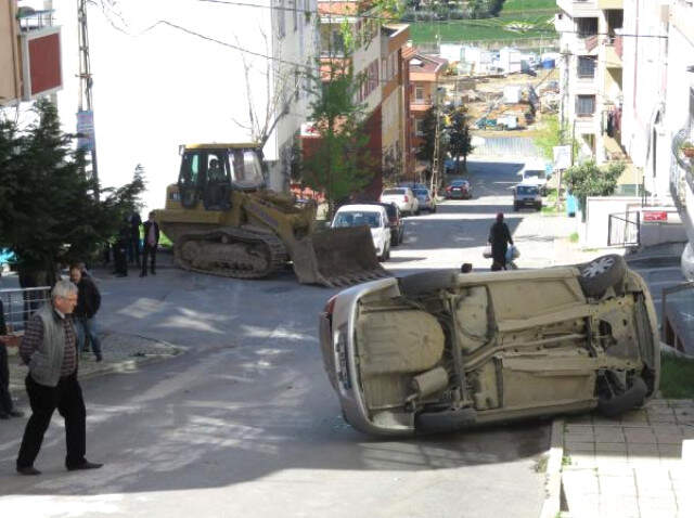 Kontrolünü Kaybedip Dozerle Yokuş Aşağı İnen Sürücü, 3 Otomobil Hurdaya Çevirdi