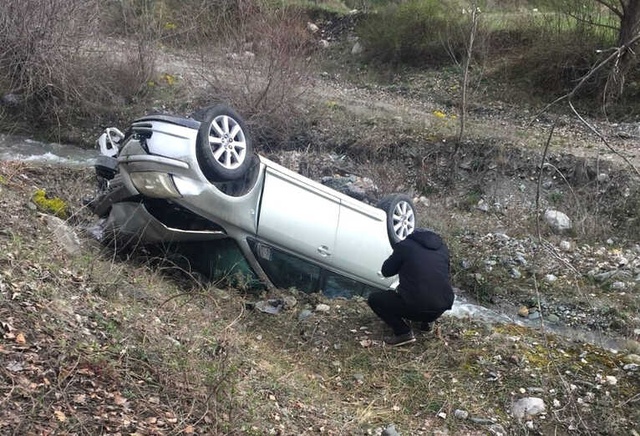 Yolda Gördüğü Kirpiyi Ezmemeye Çalışan Sürücü Dereye Uçtu: 2 Yaralı
