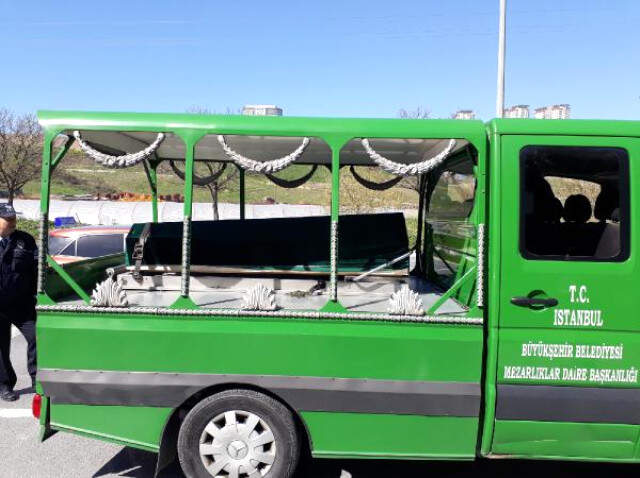 Küçükçekmece'de Okul Önündeki Araç İçinde Erkek Cesedi Bulundu Küçükçekmece'de Okul Önündeki Araç İçinde Erkek Cesedi Bulundu