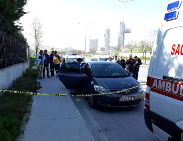 Küçükçekmece'de Okul Önündeki Araç İçinde Erkek Cesedi Bulundu Küçükçekmece'de Okul Önündeki Araç İçinde Erkek Cesedi Bulundu