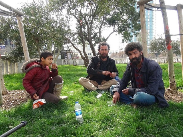 Taksim'de Dilendikten Sonra İçki Alemi Yapan Suriyeli Dilenciler Kameraya Yansıdı