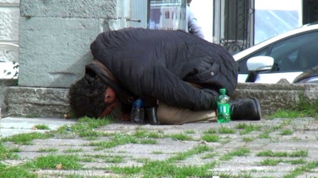 Taksim'de Dilendikten Sonra İçki Alemi Yapan Suriyeli Dilenciler Kameraya Yansıdı