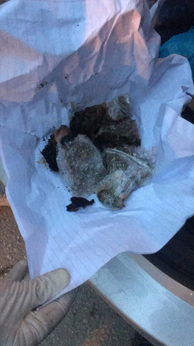 Uyuşturucuyu Yakmaya Çalışınca Yakalandılar Sıcak Havada Yaktıkları Soba Ele Verdi: Esrar İmha Ederken Yakalandılar