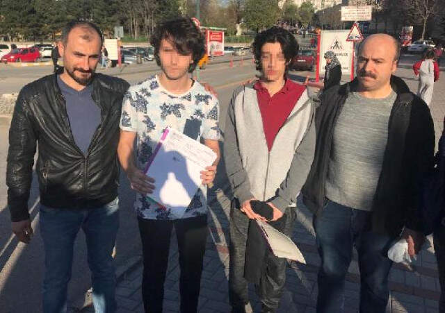 4 Lise Öğrencisi, 2 Sınıf Arkadaşı Tarafından Okulda Bıçaklanıp Saatlerce Yaralı Bekledi 4 Lise Öğrencisi, 2 Sınıf Arkadaşı Tarafından Okulda Bıçaklanıp Saatlerce Yaralı Bekledi