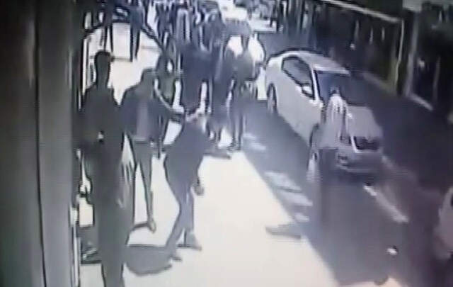 Tüm Yaşananlar Kamerada! Caddede Yürürken Yediği Dürüm Sonu Oldu