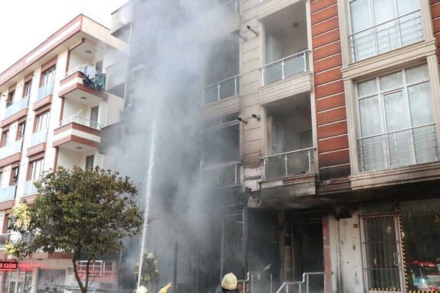 Maltepe'de Korkutan Yangın! 1'i Çocuk 8 Kişi Dumandan Zehirlendi