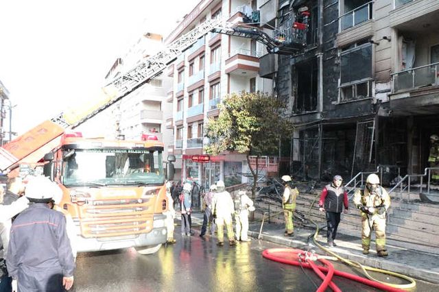 Maltepe'de Korkutan Yangın! 1'i Çocuk 8 Kişi Dumandan Zehirlendi