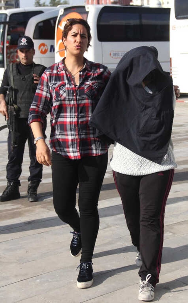 Kaçarak Polise Sığındı! Kıskanç Ağabey Kız Kardeşinin Saçını Kazıtıp Eve Hapsetmiş