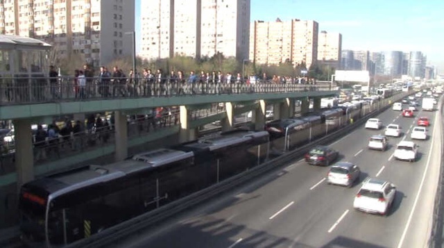 İstanbullular Şaşkına Döndü! Metrelerce Metrobüs Kuyruğu Oluştu