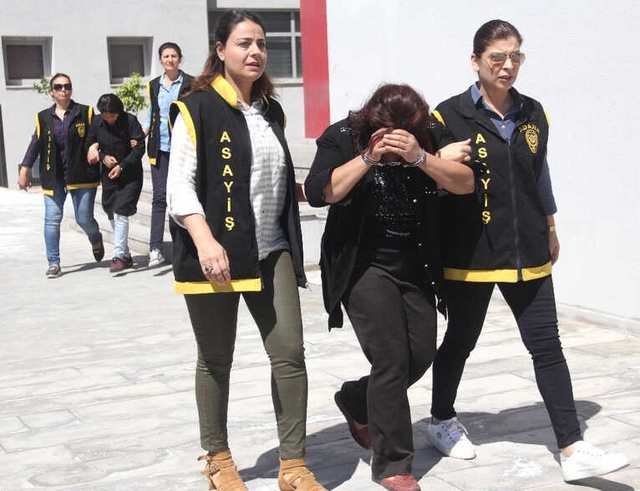 Suç Makinesi Kadını Saç Tokası Ele Verdi, Biri Hamile İki Hırsız Yakalandı