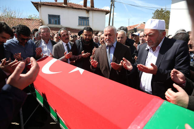 Üniversite Kurbanı Fatih Özmutlu'yu Mahşeri Kalabalık Son Yolculuğuna Uğurladı