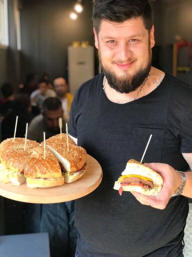 Eşi Aşerince Yaptığı Katkısız Hamburgerler Sınırları Aştı