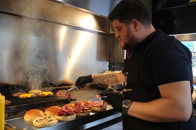 Eşi Aşerince Yaptığı Katkısız Hamburgerler Sınırları Aştı