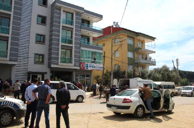 Sofra Beziyle Kendini Kapıya Asarak İntihar Etti Bunalıma Girdi, Sofra Beziyle Kendini Kapıya Asarak İntihar Etti