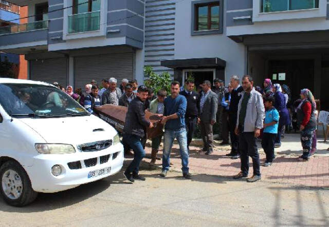 Sofra Beziyle Kendini Kapıya Asarak İntihar Etti Bunalıma Girdi, Sofra Beziyle Kendini Kapıya Asarak İntihar Etti
