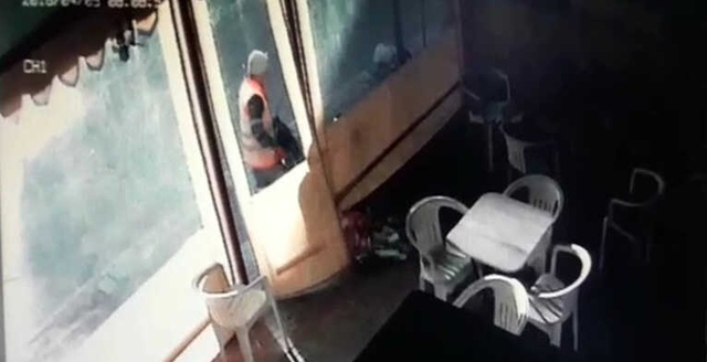 Çöpçünün İntikamı! Kapıdaki Çöpleri Dükkanın İçine Attı