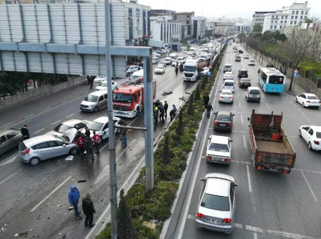 Başakşehir'de Tanker Kaydı! Cadde Savaş Alanına Döndü Başakşehir'de Kayan Tanker 12 Aracı Ezdi, Cadde Savaş Alanına Döndü! O Anlar Kamerada