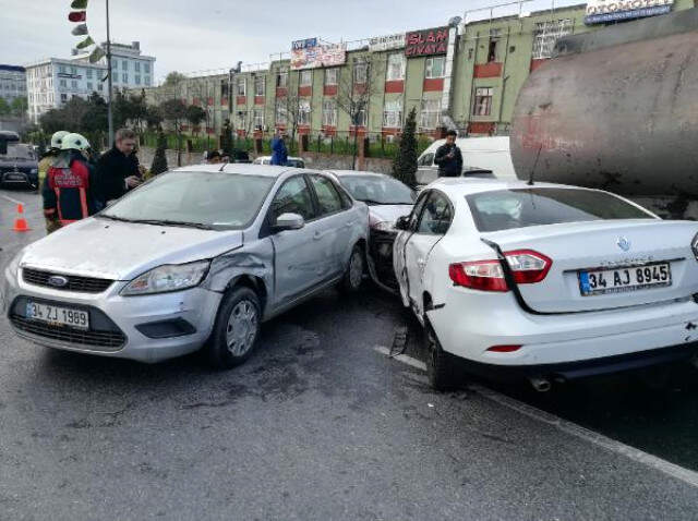 Başakşehir'de Tanker Kaydı! Cadde Savaş Alanına Döndü Başakşehir'de Kayan Tanker 12 Aracı Ezdi, Cadde Savaş Alanına Döndü! O Anlar Kamerada