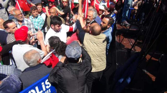 CHP'nin Çorum Mitinginde Rabia İşareti Yapan Vatandaş Gözaltına Alındı