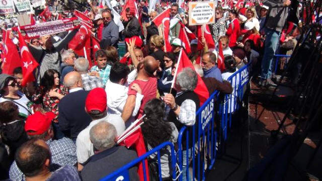 CHP'nin Çorum Mitinginde Rabia İşareti Yapan Vatandaş Gözaltına Alındı