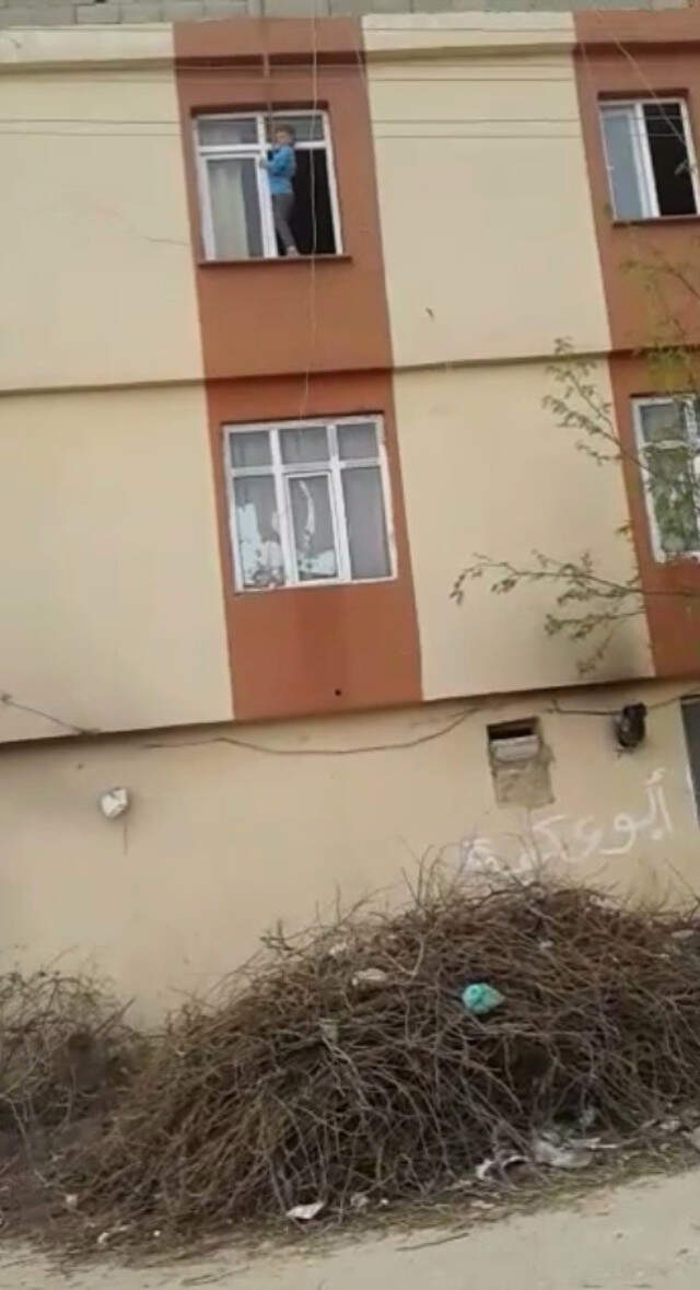 Yürekleri Ağza Getiren Olay! Anahtarını Unutan Ev Sahibi Çocuğu İple Damdan Sarkıttı