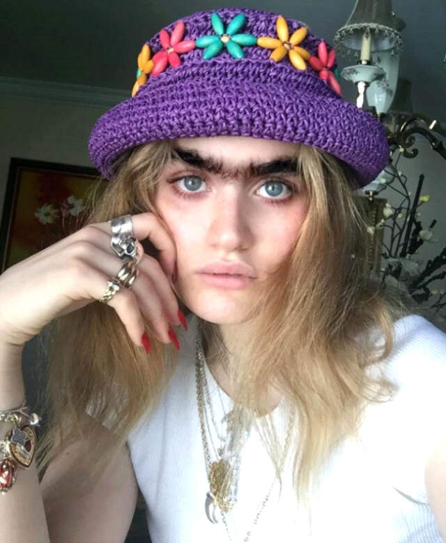 Kıbrıslı Genç Fotomodel Hadjipanteli Kaşları Nedeniyle Ölüm Tehdidi Alıyor