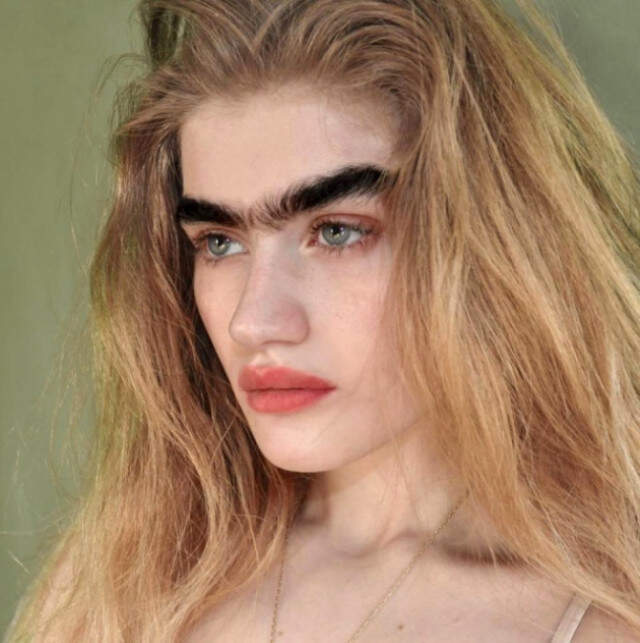 Kıbrıslı Genç Fotomodel Hadjipanteli Kaşları Nedeniyle Ölüm Tehdidi Alıyor