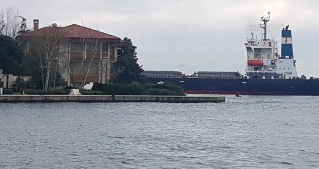Boğaz'da Dümeni Kilitlenen Gemi Yalıya Çarptı