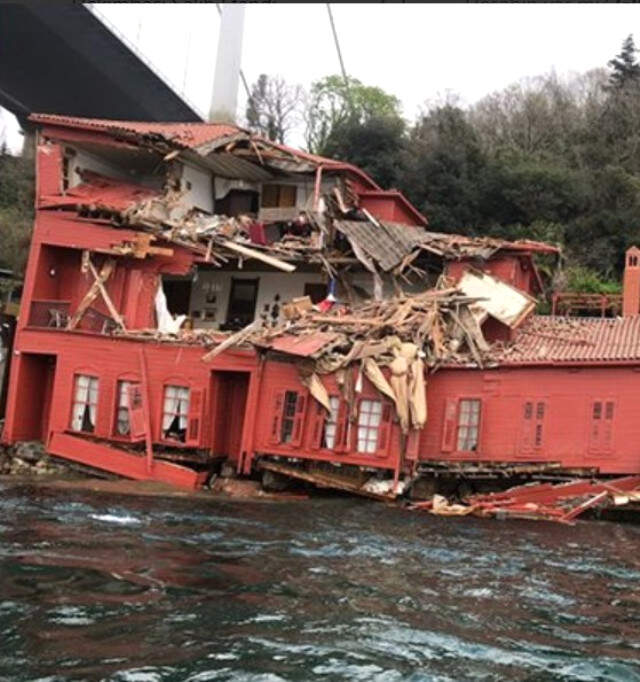 Yüreklerin Ağza Geldiği An! Boğaz'da Geminin Yalıya Çarpma Anı Kamerada