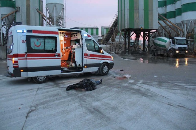 Şantiye Alanında Manevra Yapan Beton Mikseri İşçiyi Ezdi