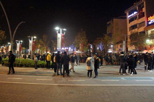 Bolu'da Gece Yarısı Korkutan Deprem! Vatandaşlar Sokağa Döküldü