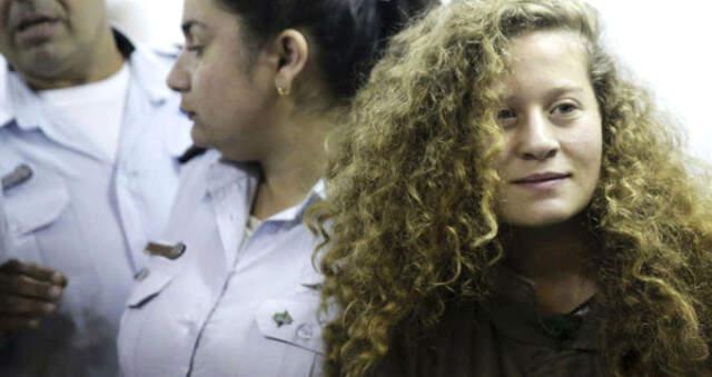 Filistinli Kız Ahed Tamimi Sorgulanırken İsrail Askerinin Tacizine Uğramış