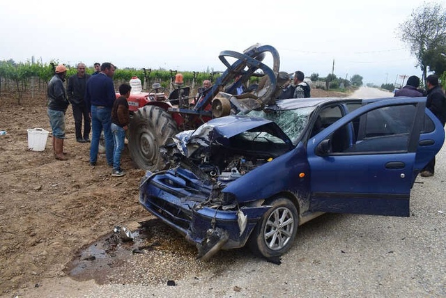 Traktöre Arkadan Çarptı, Pulluk Otomobile Saplandı: 6 Yaralı