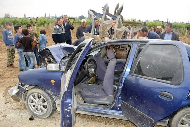 Traktöre Arkadan Çarptı, Pulluk Otomobile Saplandı: 6 Yaralı
