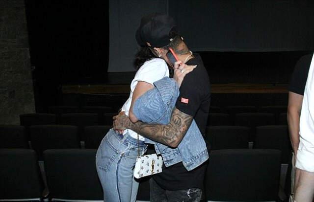 Neymar, Herkesin İçinde Sevgilisiyle Öpüşürken Görüntülendi