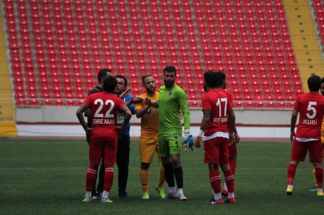 8-0 Biten Maçta Mersin İdmanyurdu Kalecisi, Sahayı Terk Etti
