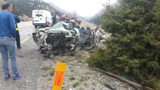 Kamyonla Kafa Kafaya Çarpışan Otomobilin Sürücüsü Feci Şekilde Can Verdi