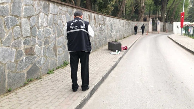 Beceriksiz Hırsızlar Çaldıkları Kasayı Açamayınca Kaldırıma Bırakıp Kaçtı