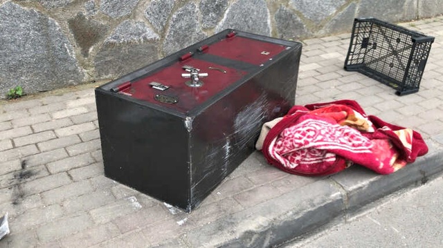 Beceriksiz Hırsızlar Çaldıkları Kasayı Açamayınca Kaldırıma Bırakıp Kaçtı