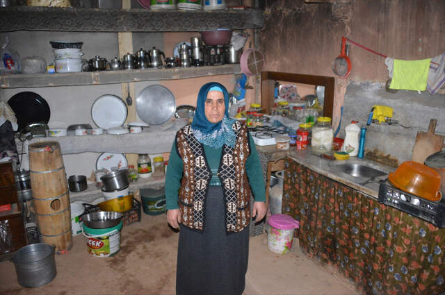 Çiftçi Kadın Kursiyere Özel Servis Aracı 60 Yaşındaki Kadının Okuma Azmi! Önce İneğini Sağıyor Sonra Kursa Gidiyor