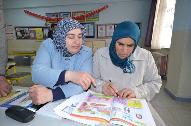 Çiftçi Kadın Kursiyere Özel Servis Aracı 60 Yaşındaki Kadının Okuma Azmi! Önce İneğini Sağıyor Sonra Kursa Gidiyor