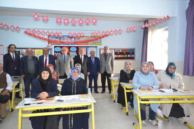 Çiftçi Kadın Kursiyere Özel Servis Aracı 60 Yaşındaki Kadının Okuma Azmi! Önce İneğini Sağıyor Sonra Kursa Gidiyor