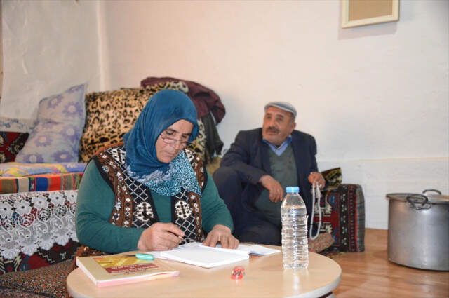Çiftçi Kadın Kursiyere Özel Servis Aracı 60 Yaşındaki Kadının Okuma Azmi! Önce İneğini Sağıyor Sonra Kursa Gidiyor