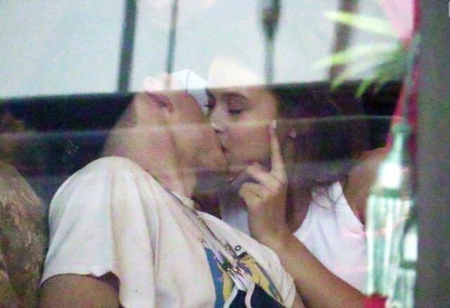David Beckham'ın Oğlu, Yeni Sevgilisiyle Öpüşürken Yakalandı
