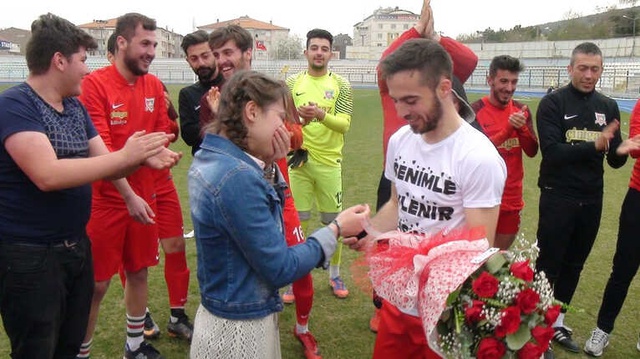 Herkes Şampiyonluk Kupasını Beklerken Futbolcu Evlilik Teklifinde Bulundu